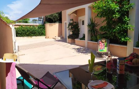 G&icirc;te n&deg;13G492 Carry-le-Rouet - Bouches-du-Rh&ocirc;ne - Votre ext&eacute;rieur: Terrasse et coin repas