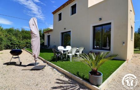 G&icirc;te n&deg;13G202649 Arles - Bouches-du-Rh&ocirc;ne - barbecue et mobilier de jardin &agrave; disposition