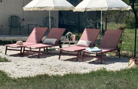 G&icirc;te n&deg;13G684 Lambesc - Bouches-du-Rh&ocirc;ne - Transat au bord de la piscine